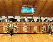 Foto del tavolo della conferenza
