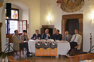 Foto del tavolo di discussione