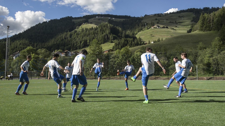 La nazionale cimbra di calcio FC Lusérn si allena per l'Europeada 2016