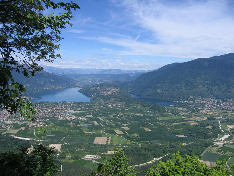 Panorama sui laghi di Caldonazzo e Levico dalla strada di Monterovere che sale a Luserna / Lusrn (TN)