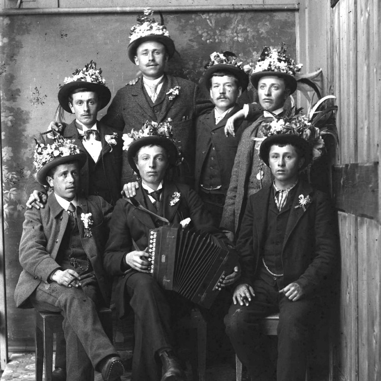 Vecchia foto di gruppo di coscritti fassani ( Istituto Culturale Ladino "Majon di Fascegn")