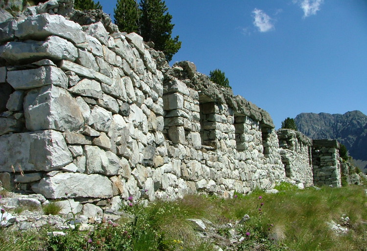 I resti del muro di una caserma sull'Alta Via dei Monzoni (Val di Fassa)