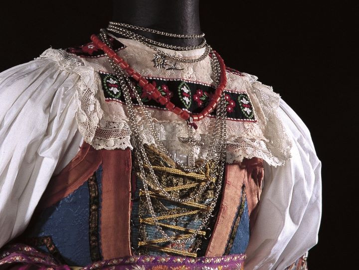 Il guant, l'abito della tradizione ladina della Val di Fassa