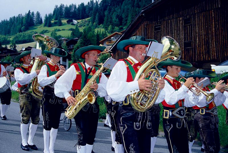 Corpo musicale ladino in abito tradizionale