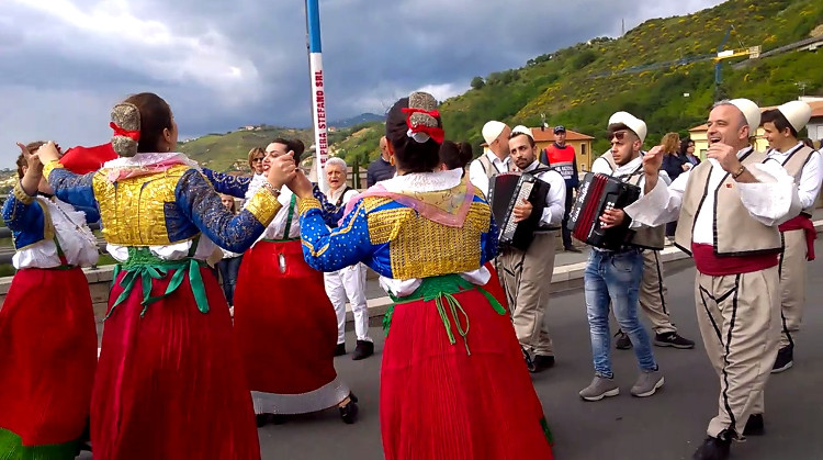 Danze arbereshe in costume di Lungro per Bukuria ( Wikipedia)
