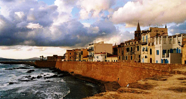 Alghero, vista dai bastioni ( WikiPedia, Francesco Giannella)