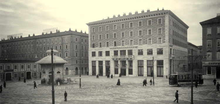 La ex "Casa del Popolo" (Narodni dom) a Trieste, all'interno dell'Hotel Balkan, in una foto d'epoca