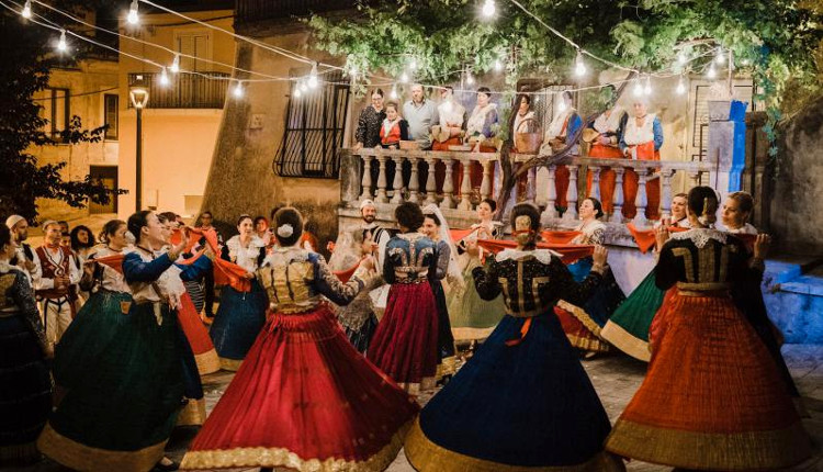 Tipiche danze arbresh in una scena tratta dal film "Arbria" di Francesca Olivieri, dedicato alla cultura italo-albanese