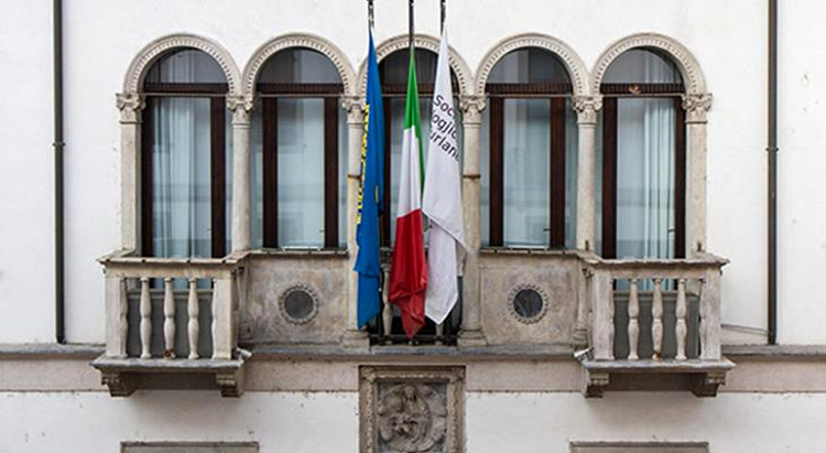 Particolare della facciata di Palazzo Mantica, Udine, sede della Societ Filologica Friulana