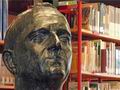Una scultura raffigurante Padre Frumenzio Ghetta