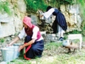 donne con vestito tradizionale al lavoro