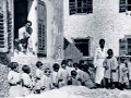 Una vecchia immagine in bianco e nero ritrae le maestre e i bambini dell'asilo di Luserna