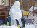 Il Babbo Natale di neve realizzato dagli studenti del Liceo Artistico di Pozza di Fassa (TN)