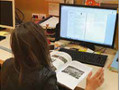 Una ragazza ladina al computer