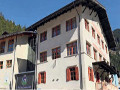 La sede del Comune di Canazei con la scritta che invita tutti a rimanere a casa