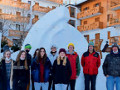 Studenti del Liceo Artistico di Fassa davanti alle loro opere di ghiaccio