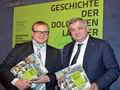 L'autore del libro Werner Pescosta con l'assessore provinciale ladino Florian Mussner. (foto: ufficio stampa Provincia autonoma di Bolzano)
