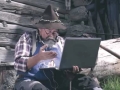 anziano e computer portatile