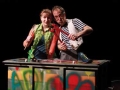Ricarda Amberg e Simon Kostner: i portagonisti a teatro di "Chi cerca trova - N cr y d'ater patc"