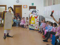 L Bertol, mascotte dell'Aisciuda Ladina, visita le scuole di Fassa