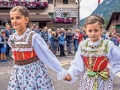 Bambine indossano l'abito tradizionale ladino a Canazei/Cianacei