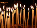 Candele accese, simbolo di vita, rinnovamento e speranza