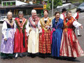 Gruppo di donne in costume tradizionale alla sagra del Sacro Cuore (2016)
