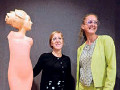 Lara Battisti e Lara Steffe accanto alla statua dell'Enrosadira intagliata dall'artista di Moena