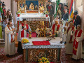 Celebrazione della messa nella Chiesa di Santa Giuliana, con Mons. Bressan e i preti della Valle di Fassa