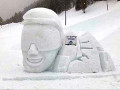 Scultura di neve realizzata a Davos, nella Svizzera romancia, dagli studenti del Liceo Soraperra