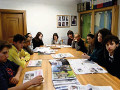 Gli studenti della classe IIIa del Liceo Artistico in visita alla redazione fassana de La Usc