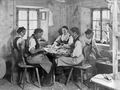 Interni in una stube ladina: donne occupate in lavori artigianali