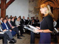 La storica Elfriede Perathoner durante la sua conferenza a Tirolo (BZ) in occasione della Giornata dell'Autonomia