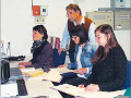 Gruppo di lavoro del progetto VOLF presso l'Isituto culturale Ladino di Fassa: da sinistra, Evelyn Bortolotti, Nives Iori e Monica Lorenz. In piedi il direttore Fabio Chiocchetti