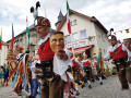 Maschere del Carnevale ladino sfilano sulla piazza di Neudresssenfeld (Alta Framconia, Baviera, Germania)