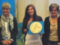 la studentessa vincitrice nella competizione per la medaglia Universiade 2013, Samantha Salvador, tra la dirigente della Provincia di Trento Marilena Defrancesco e la sorastanta Mirella Florian