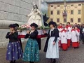 donne in abito trazionale alla processione della Madonna con bambino