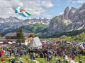 Ladini delle 5 vallate riuniti al Passo Sella per celebrare i 70 anni dal primo grande raduno