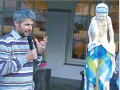 L'artista Paolo Costazza con una sua opera in legno