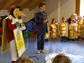 La Sorastanta Mirella Florian con i bambini dell'asilo in occasione della "Aisciuda Ladina"