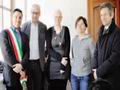 Il sindaco di Luserna con l'assessore Ugo Rossi, il direttore apss Debiasi e le operatrici del CUP