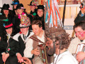 Der btscho, maschera del Carnevale mcheno, e alcuni coscritti con il tipico copricapo (krnz)