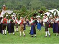 Un gruppo folkloristico alto-atesino danza in cerchio