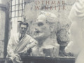 Othmar Winkler ritratto accanto ad una sua creazione scultorea